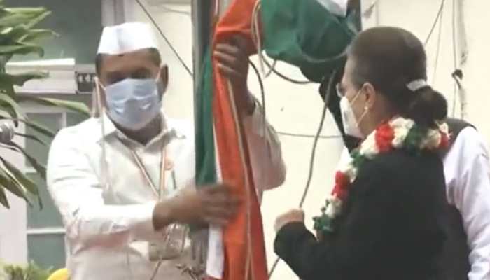 WATCH - Congress flag falls as Sonia Gandhi tries to unfurl it on party's 137th Foundation Day