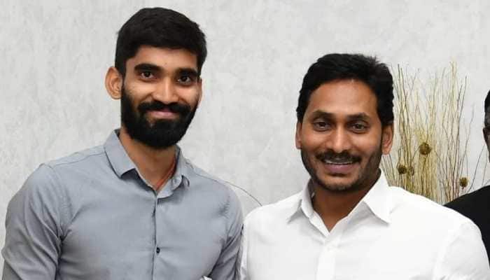 Shuttler Kidambi Srikant gets cash, land from Andhra Pradesh CM for silver at World Championships