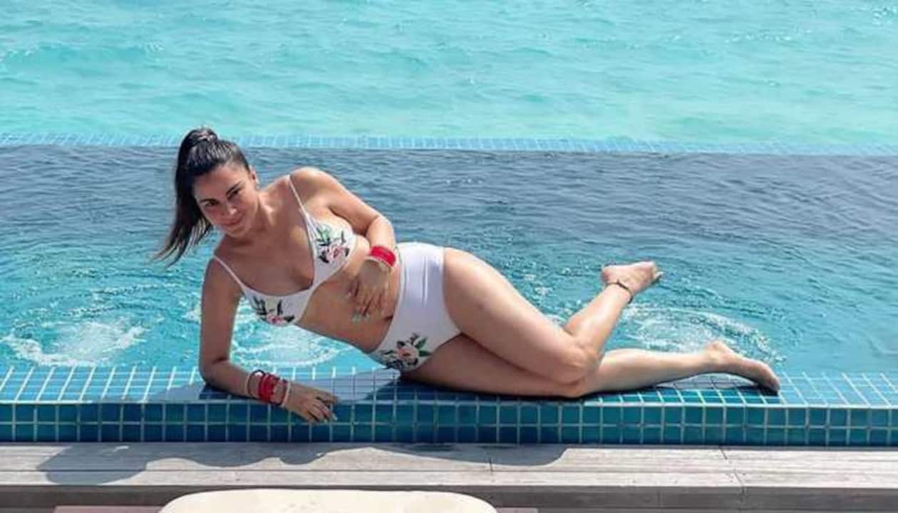 Sarddha Arya Ki Chudai Videoes - Bikini-clad Shraddha Arya of Kundali Bhagya fame shares sizzling pics from  her honeymoon in Maldives! | People News | Zee News