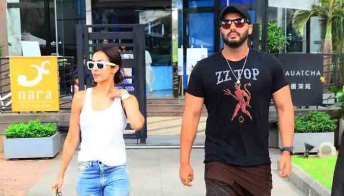 Arjun Kapoor shares video with girlfriend Malaika Arora riding golf cart from Maldives trip, latter teases saying &#039;Mr Pouty&#039;