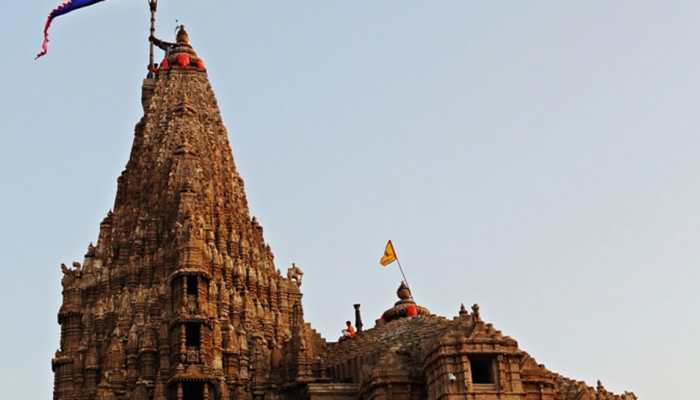 Mathura&#039;s Dwarkadhish Temple bans &#039;parikrama&#039;, distribution of &#039;prasad&#039; as COVID-19 cases rise
