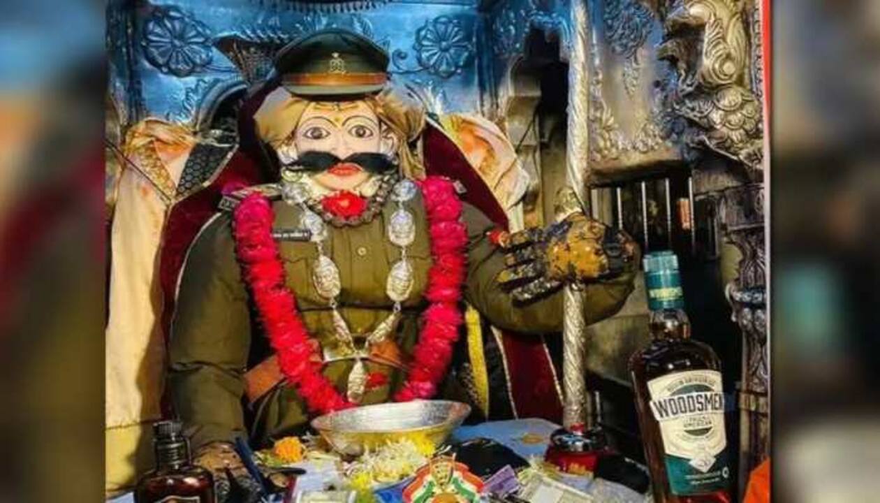 Kashi's Baba Kaal Bhairav dons police uniform for the first time, devotees  throng temple to see new look | India News | Zee News