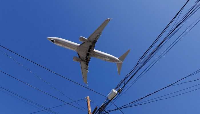 AT&amp;T, Verizon temporarily defer 5G services near key airports to avert flight disruption