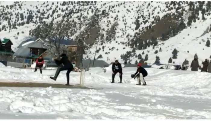 J-K: People in Gurez organise &#039;snow cricket&#039; tournament to attract tourists