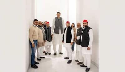Dharmendra Pratap Singh, India's tallest man, joins SP ahead of UP polls
