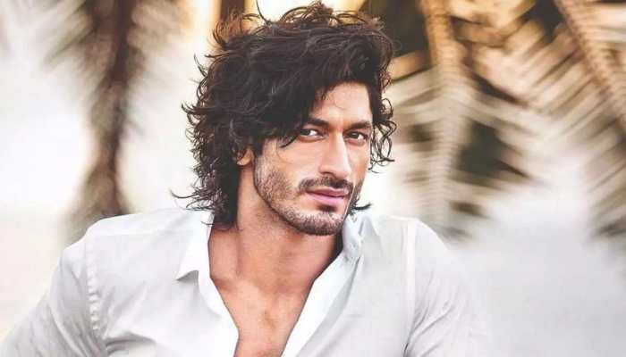 Vidyut Jammwal shows how six people can lift a person with just two fingers