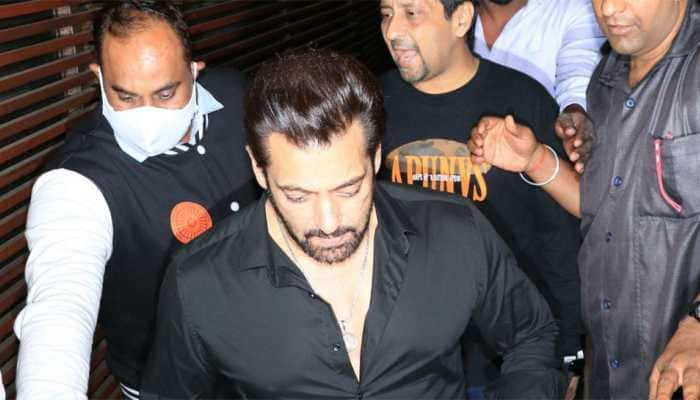 Salman Khan mobbed outside Juhu restaurant at night, trolls ask &#039;mask free Bhai?&#039; - Watch