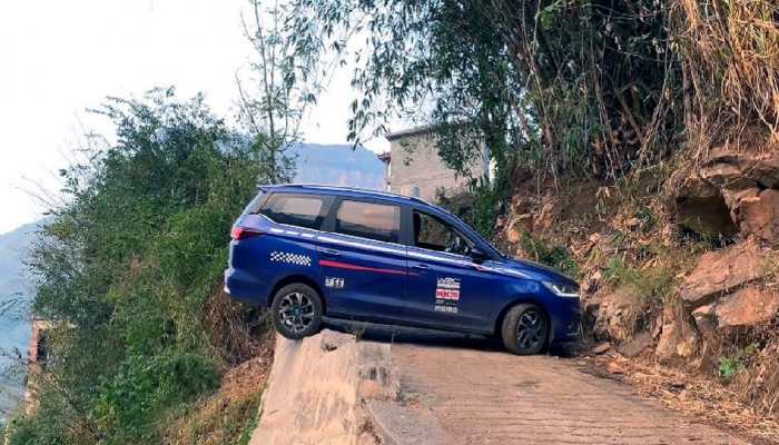 Watch: Incredibly skilled driver makes a U-Turn on this narrow hilly road