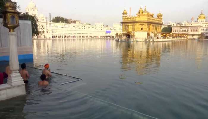 Rahul Gandhi offers prayers at Golden Temple in Amritsar