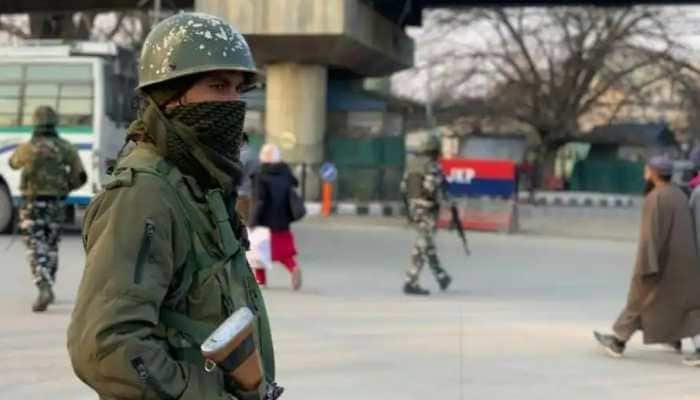 Cop shot at by terrorists in Kashmir&#039;s Shopian, admitted to hospital