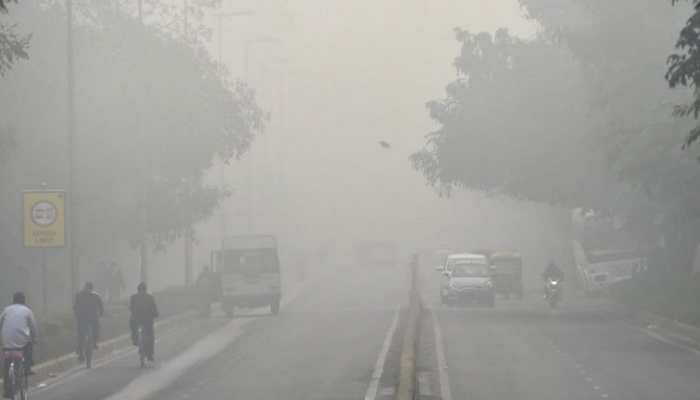 Dense fog engulfs Delhi, AQI improves to &#039;moderate&#039; category
