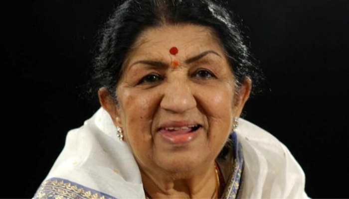 Asha Bhosle rushes to meet sister Lata Mangeshkar at Breach Candy Hospital