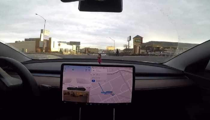 Tesla on Full Self Driving Beta mode crashes into pole, here&#039;s how