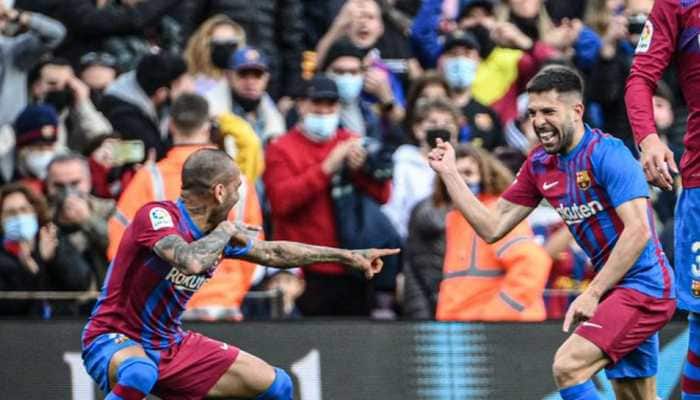 10-man Barcelona hammer Atletico Madrid 4-2, Real Madrid edge past Granada to extend lead