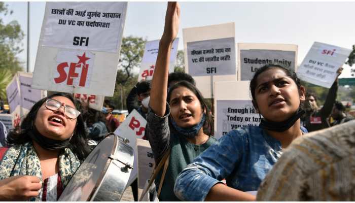 Students protest outside DU VC&#039;s office demanding reopening of campus