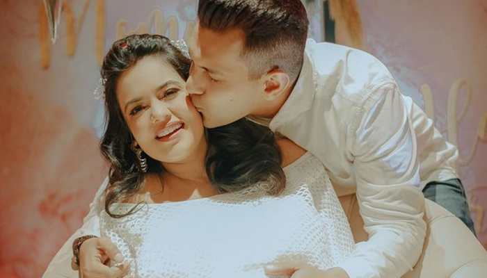 Aditya Narayan&#039;s preggers wife Shweta Agarwal&#039;s maternity photoshoot in black monokini is awwdorable!