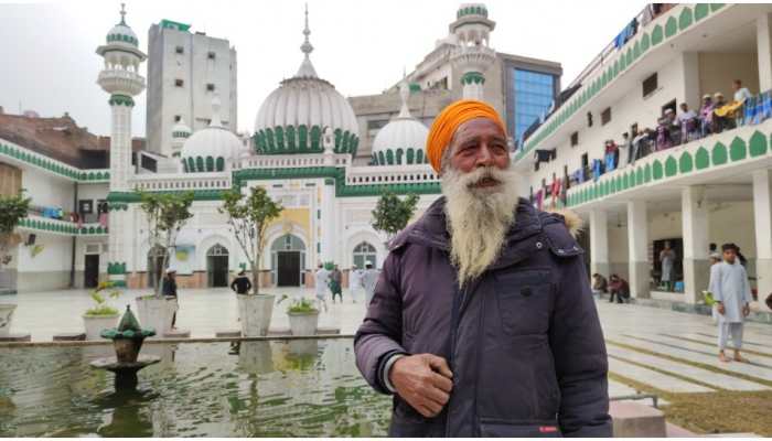 Sikh man's 'Sewa' at Amritsar mosque spreads message of universal brotherhood