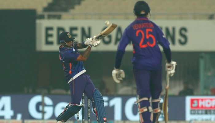 Suryakumar Yadav tells Venkatesh Iyer 'tere ko game jitana hai Venky', WATCH
