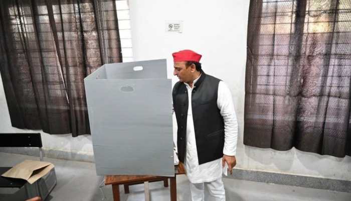 Mulayam Singh, Akhilesh Yadav cast vote in Saifai&#039;s Yashwantnagar; watch