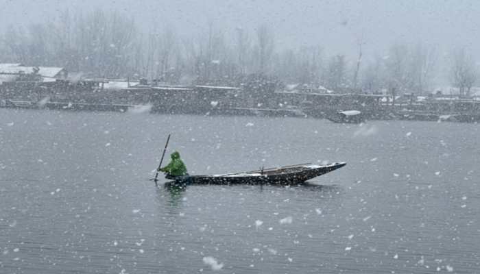 Heavy snowfall in Kashmir, flights delayed, highways closed