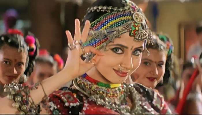 Did you know Urmila Matondkar wore 15 kgs of jewellery for song 'Chamma Chamma'?