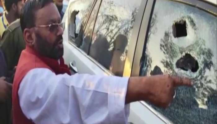 SP leader Swami Prasad Maurya&#039;s convoy attacked, his BJP MP daughter comes in support