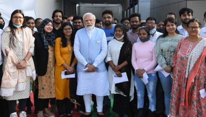 PM Narendra Modi meets Ukraine-returned students in Varanasi | India News |  Zee News