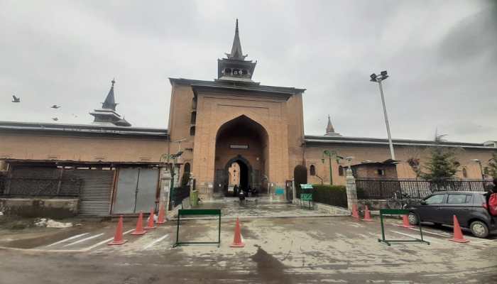 Kashmir&#039;s historic Jamia Masjid reopens for Friday prayers after 30 weeks