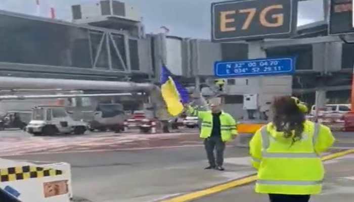 WATCH: Israeli airport worker signals Russian plane with Ukrainian flag at Tel Aviv airport
