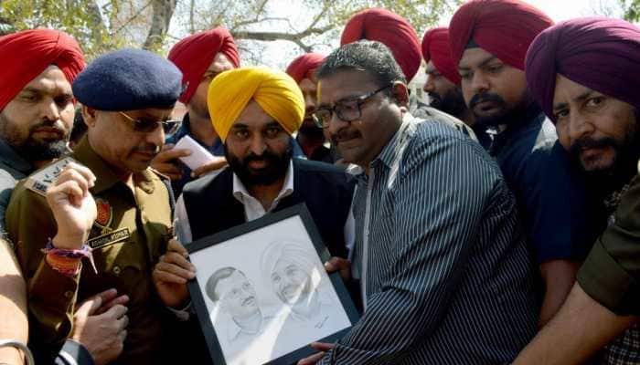 AAP workers celebrate Punjab win in early trends at Bhagwant Mann's residence- WATCH
