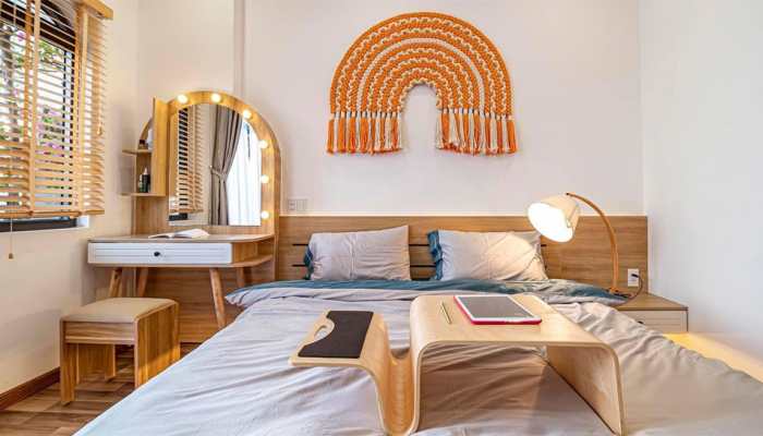 Vastu Tips for bedroom: Avoid keeping these items near your pillow to stay healthy!
