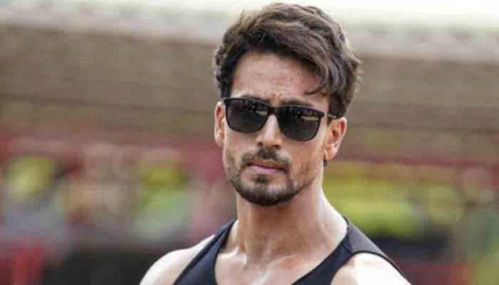 Tiger Shroff starts dubbing for &#039;Heropanti 2&#039;, drops photo from dubbing studio