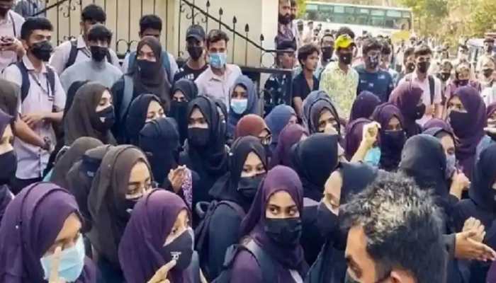 Hijab row reaches Aligarh, Shree Varshney College bans entry of students with headscarves Hijab row reaches Aligarh, Shree Varshney College bans entry of students with headscarves