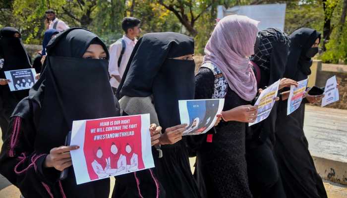 &quot;Hijab is our dignity&quot; graffiti surfaces in Karnataka&#039;s Hospet, civic officials remove it later