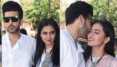 Karan Kundrra kisses girlfriend Tejasswi Prakash as they pose for paps, Holi video goes viral - Watch
