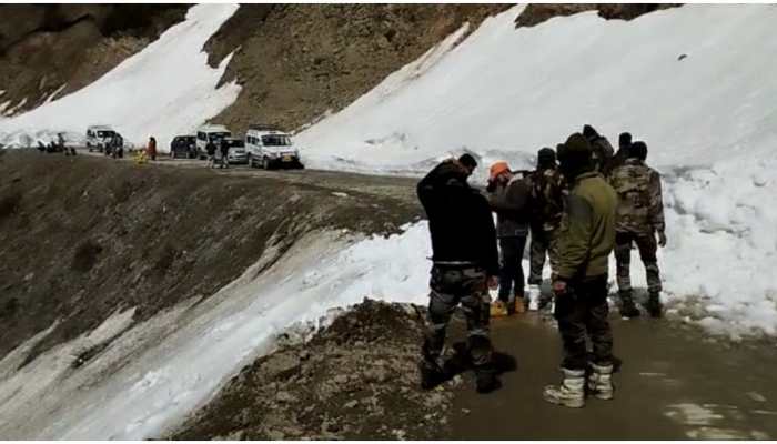 J&amp;K: Four injured, 4 rescued as avalanche hits vehicle in Kupwara