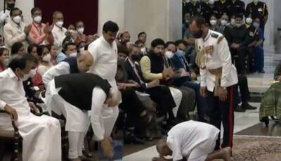 125-year-old Yoga Guru Swami Sivananda gets Padma Shri; PM Narendra Modi bows down in front of him