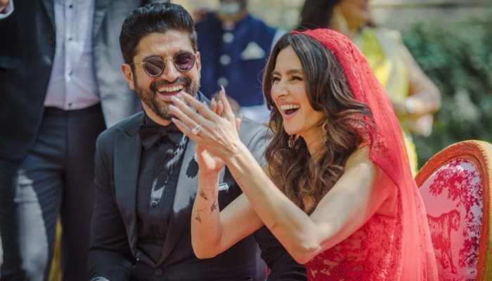 Farhan Akhtar can&#039;t take his eyes off Shibani Dandekar in new pic, says &#039;tum hastee raho bas&#039;