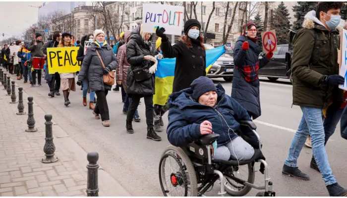 Ukrainian refugees protest outside NATO summit venue in Brussels, demand actions against Russia