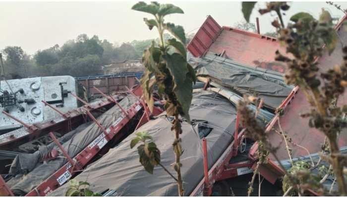 7 wagons of goods train, including engine, derail in Chhattisgarh&#039;s Raigarh