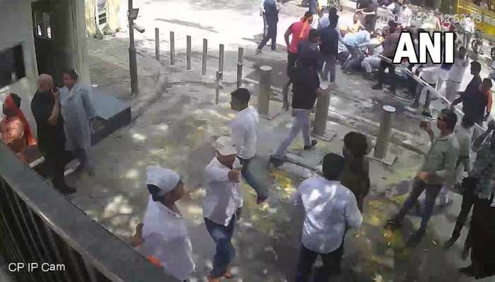 BJP workers dismantle barricades outside Delhi CM Arvind Kejriwal's house during protest