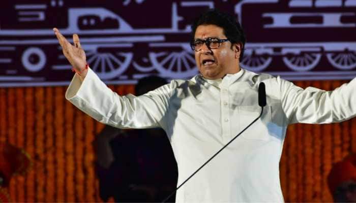 After warning against use of loudspeakers in mosques, Raj Thackeray&#039;s MNS plays Hanuman Chalisa in public - WATCH