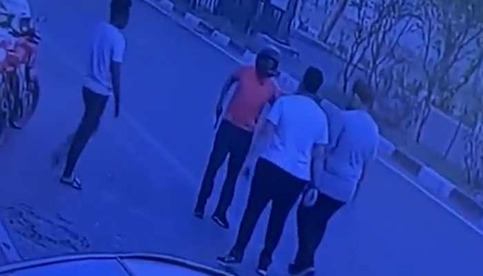 Watch: Two persons looted at gunpoint in Delhi, accused absconding