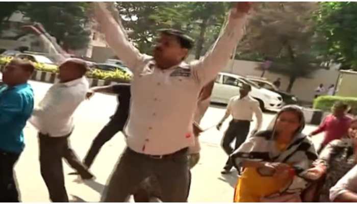 MSRTC workers protest outside Sharad Pawar&#039;s residence, 105 arrested