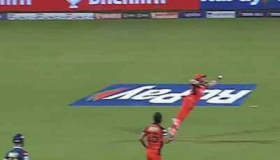IPL 2022 GT vs SRH: Rahul Tripathi takes stunning one-handed catch to dismiss Shubman Gill - WATCH