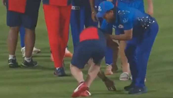 IPL 2022: PBKS fielding coach Jonty Rhodes touches feet of MI&#039;s mentor Sachin Tendulkar - WATCH