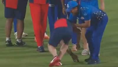 IPL 2022: PBKS fielding coach Jonty Rhodes touches feet of MI's mentor Sachin Tendulkar - WATCH