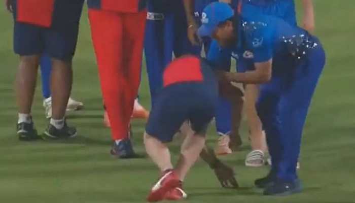 IPL 2022: PBKS fielding coach Jonty Rhodes touches feet of MI's mentor Sachin Tendulkar - WATCH
