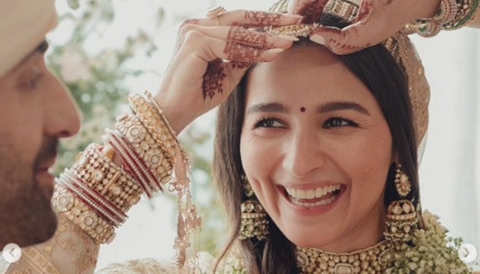Ranbir Kapoor, Alia Bhatt Wedding Live Updates: Newlyweds' photos go viral  on internet, bride Alia receives warm welcome from Kapoors | People News |  Zee News
