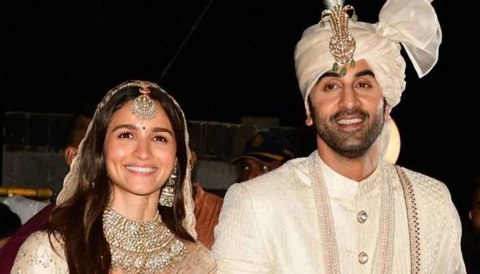 Ranbir Kapoor kneels down for his ladylove Alia Bhatt at varmala ceremony, WATCH inside video